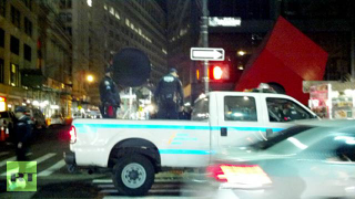 Illustration for article titled Here's What Last Night's Occupy Wall Street Raid Looked Like Through Cellphones